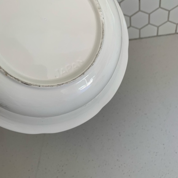 Salad fruit bowl made in Japan white trimmed - Picture 4 of 8